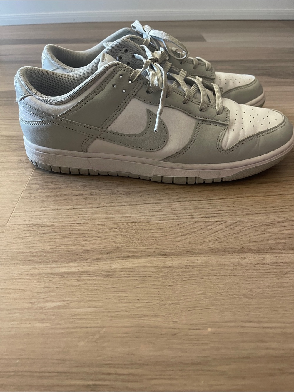 Nike Men's Low-Top Sneakers in White and Light Gray